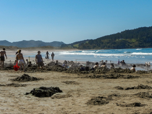 Backpackers on Hot Water Beach, Coromandel, New Zealand